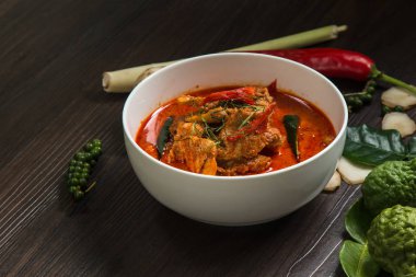 Koyu arka plan, Delicius üzerinde farklı baharatlar ile tavuk köri