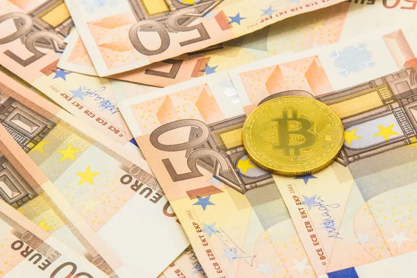 Zlatá Bitcoin na 50 Euro. Elektronických peněz výměnou koncept, obchodní koncept. — Stock fotografie
