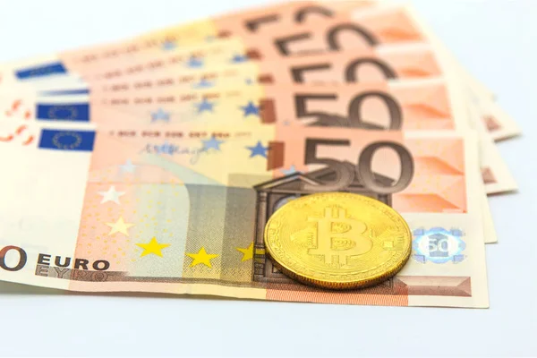 Symbolická mince bitcoin na pozadí Euro bankovky 50. obchodní koncept. — Stock fotografie