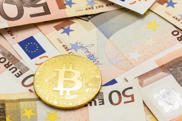 Bitcoin dourado em 50 Euro. Conceito de troca de moeda eletrônica, bu — Fotografia de Stock