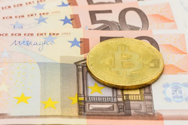 Zlatá Bitcoin na 50 Euro. Koncept výměna elektronických peněz, bu — Stock fotografie