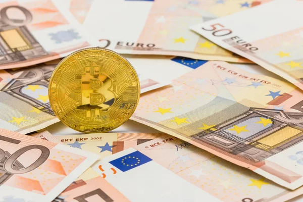 Symbolická mince bitcoin na pozadí Euro bankovky 50. autobus — Stock fotografie