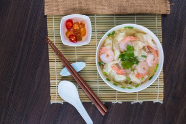 Karides Mantı çorbası ile kızarmış domuz çorbası üzerinde ahşap ta