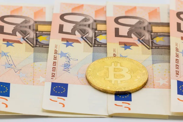 Zlatá Bitcoin na 50 Euro. Koncept výměna elektronických peněz, bu — Stock fotografie