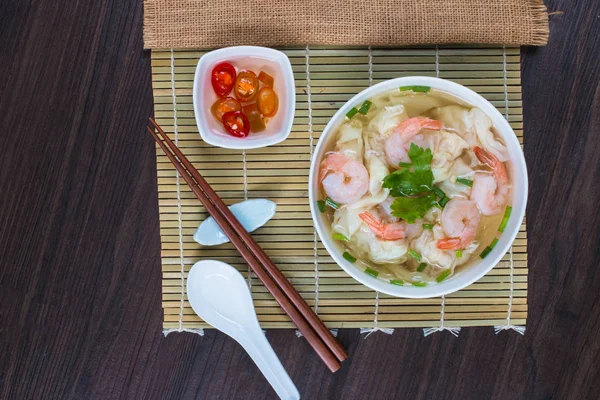 Karides Mantı çorbası ile kızarmış domuz çorbası üzerinde ahşap ta