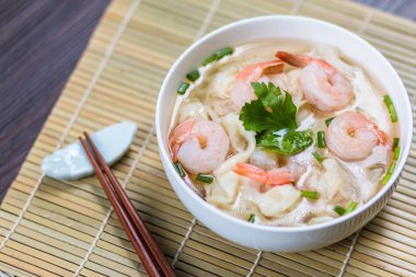 Karides Mantı çorbası kızarmış domuz çorbası ile