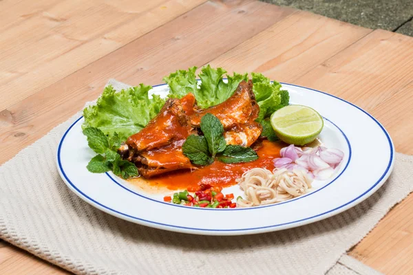 Uskumru balığı domates sos ve Tay baharatlı salata yemek.