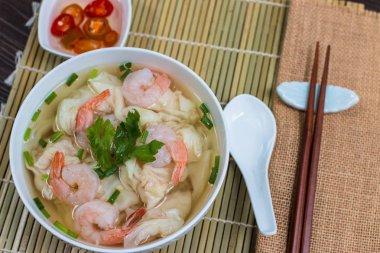 yüksek açı karides Mantı çorbası ile bir tablo set f vurdu.