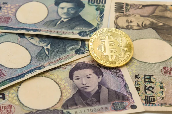 Złote Bitcoin na stos wiele typu Japonia banknotów tła. — Zdjęcie stockowe