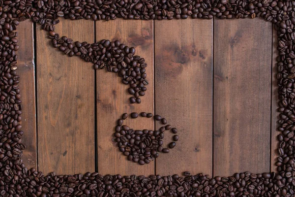 Op 视图咖啡豆安排在一杯咖啡. — 图库照片