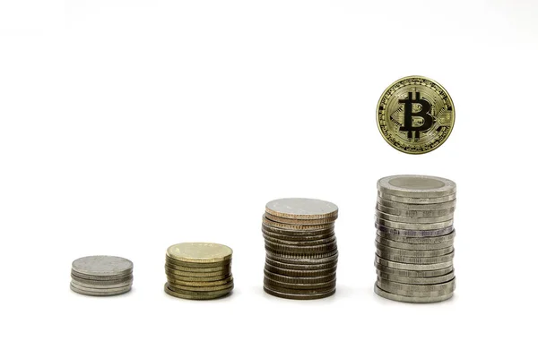 Золотий Bitcoin на численні купи монети Таїланд Бат, — стокове фото