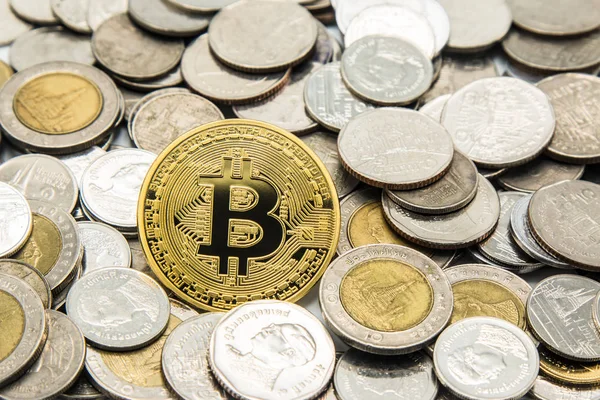 Bitcoin d'or sur un grand nombre de piles de pièces Thaïlande Baht . — Photo