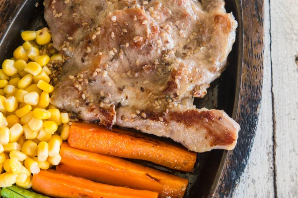 Sebze ile domuz eti biftek. Mısır, havuç, yeşil fasulye, ahşap