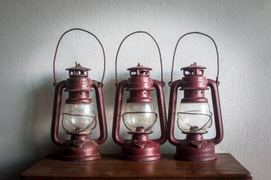 Üç Vintage gaz lambası grunge backgrou üzerinde ahşap tablo