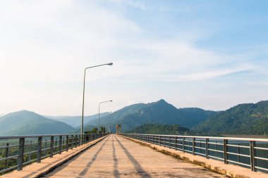 Taş köprü geçit nehir ve dağ manzaralı