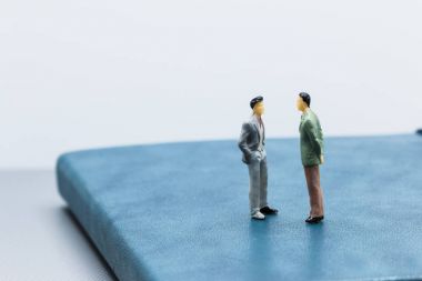 Minyatür insanlar: küçük rakamlar işadamları durmak üstünde mavi defter