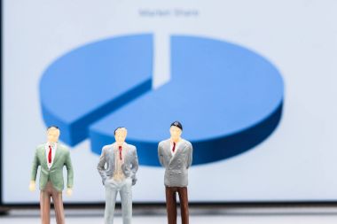  İşadamları stand ile grafik pazar payı göstermek kopya alanı ve arka plan olarak kullanma