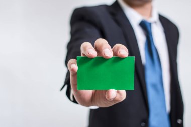beyaz gömlek ve holding ve boş kartvizit adı gösterilen gri takım el işadamı