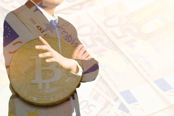 Çift pozlama Cropped portre işadamı ile euro banknot zemin üzerine altın bitcoin,