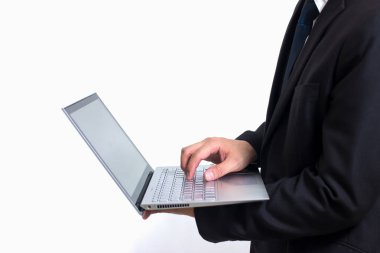 Siyah bir takım elbise giyen Modern iş adamı. Holding bir bilgisayar veya l