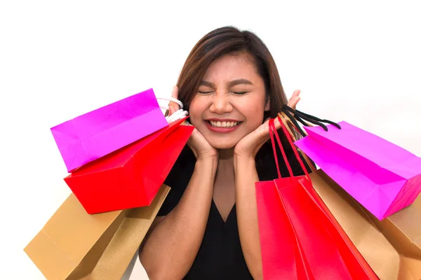 彼女の手の笑顔と幸せのカラフルなキャリー ショッピング バッグと美しい若いアジア女性。白い背景の上. — ストック写真
