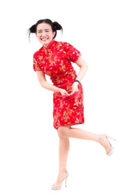 Güzel Asyalı kadın cheongsam beyaz zemin üzerine giyer. Kırmızı zarf tutarak ve smile Çin yeni yılı.