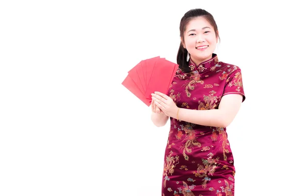 Beautiful asian woman wears cheongsam on white background. Holding red envelopes and smile in chinese new year. — Stock Photo, Image