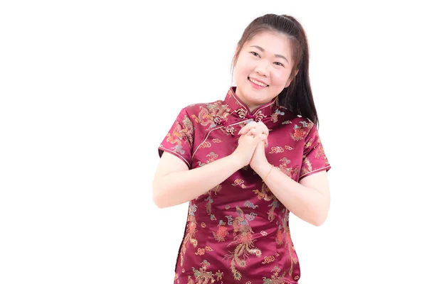 Jeune femme asiatique portant la robe chinoise cheongsam traditionnelle avec geste de félicitations, En regardant la caméra et sourire aux festivités du Nouvel An chinois, Célébration du Nouvel An sur fond blanc . — Photo