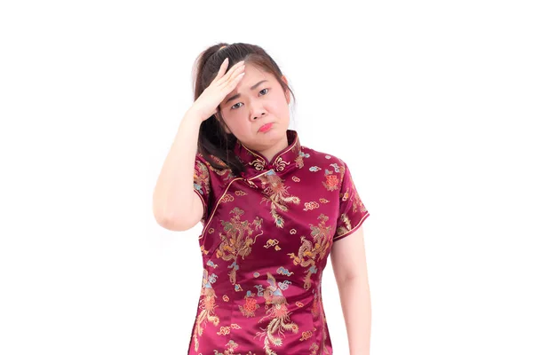穿中国旗袍的亚洲女人头疼。思考, 疾病和医疗保健的概念。春节庆祝, 新年庆典。在白色背景. — 图库照片