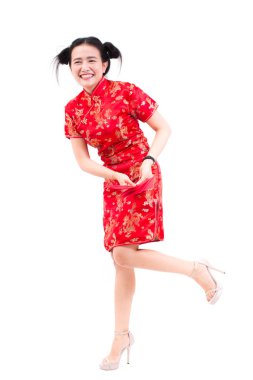 Güzel Asyalı kadın cheongsam beyaz zemin üzerine giyer. Kırmızı zarf tutarak ve smile Çin yeni yılı.
