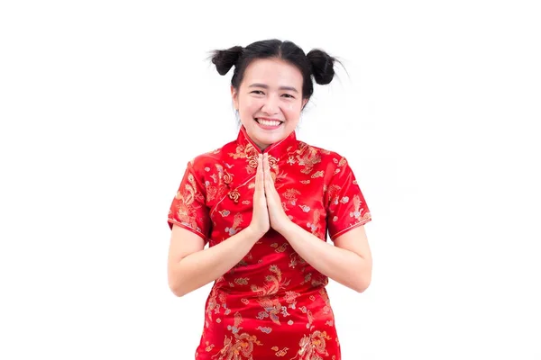 亚洲女子身穿中国旗袍, 以示祝贺, 在春节庆祝活动中, 把手放在问候或致意和微笑中, 将新年庆典隔离. — 图库照片