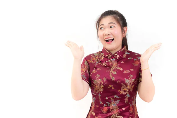 Jeune femme asiatique portant la robe chinoise cheongsam traditionnelle avec surpris heureux hurlements heureux et sourire. en chinois Fêtes du Nouvel An, Célébration du Nouvel An sur fond blanc . — Photo