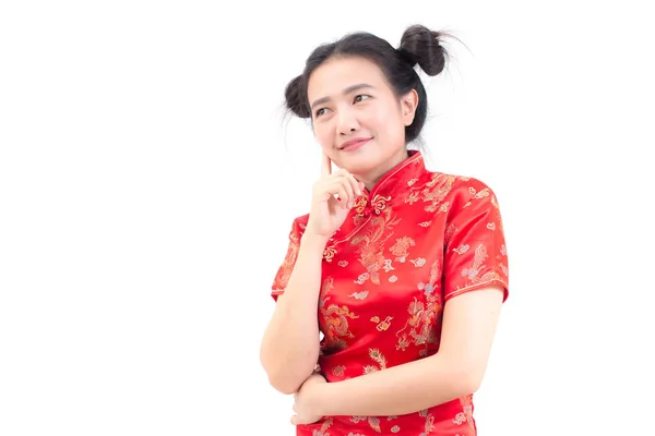 Jovem mulher asiática vestindo vestido chinês tradicional cheongsam com gesto de parabéns, Olhando para a câmera e sorrir em Festas de Ano Novo Chinês, Celebração de Ano Novo no fundo branco . — Fotografia de Stock