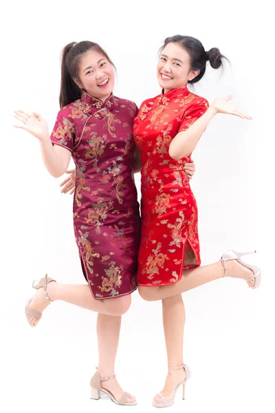 Młoda kobieta azjatyckich noszenie sukienka chińskie tradycyjne qipao gestem z gratulacjami, patrząc na kamery i uśmiech w chiński nowy rok uroczystości, obchody nowego roku na białym tle. — Zdjęcie stockowe