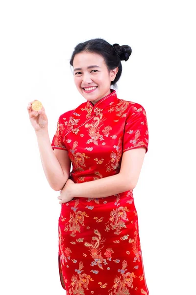 Beautiful Young asian woman wearing chinese dress traditional cheongsam or qipao with hand holding golden Bitcoin isolated on white background. Chinese New Year Festivities, Electronic money concept — Stock Photo, Image