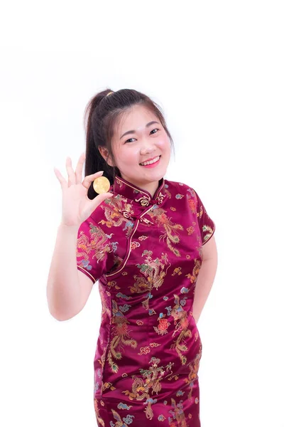 Linda jovem mulher asiática vestindo vestido chinês tradicional cheongsam ou qipao com mão segurando Bitcoin dourado isolado no fundo branco. Festas de Ano Novo Chinês, Conceito de dinheiro eletrônico — Fotografia de Stock