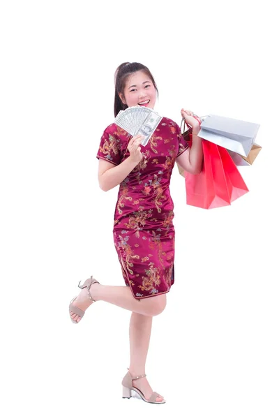 Красивая молодая азиатская женщина носить китайское платье традиционные чонгсам или qipao с носить сумку и доллар банкноты. Новогодние праздники в Китае, празднование Нового года . — стоковое фото
