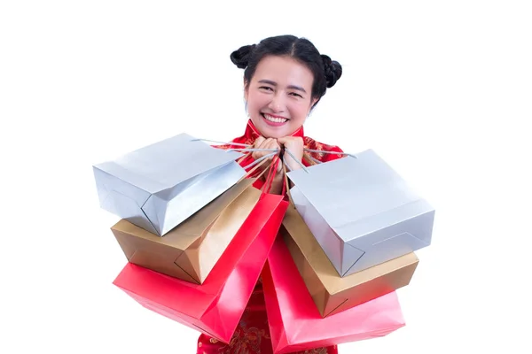 Belle jeune femme asiatique porter robe chinoise cheongsam traditionnel ou qipao avec Porter un sac à provisions et dollar billet et sourire. Fêtes du Nouvel An chinois, célébration du Nouvel An . — Photo