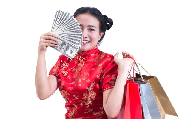 Belle jeune femme asiatique porter robe chinoise cheongsam traditionnel ou qipao avec Porter un sac à provisions et dollar billet et sourire. Fêtes du Nouvel An chinois, célébration du Nouvel An . — Photo