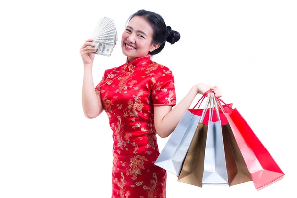 Красивая молодая азиатская женщина носить китайское платье традиционные чонгсам или qipao с носить сумку и доллар банкноту и улыбку. Новогодние праздники в Китае, празднование Нового года . — стоковое фото