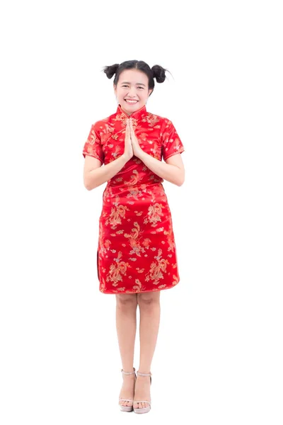 美丽的年轻亚洲女子穿中国旗袍的传统礼服或旗袍。以祝贺的姿态, 看着镜头, 微笑着在春节庆祝新年, 新年庆典 — 图库照片