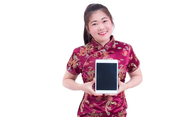 Güzel genç Asyalı kadın giyim Çince elbise geleneksel cheongsam veya qipao. Boş ekran dijital tablet tutan el. izole beyaz arka plan, kavram satın alma dijital online, teknoloji.