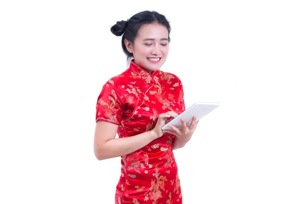 美丽的年轻亚洲女子穿中国旗袍的传统礼服或旗袍。手持空白屏幕数字平板电脑。孤立的白色背景, 概念购买数字在线, 技术. — 图库照片