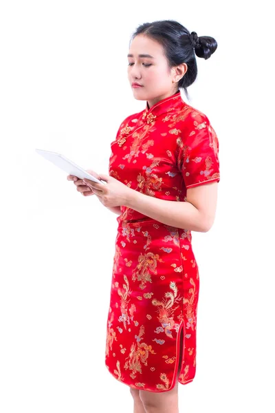 美丽的年轻亚洲女子穿中国旗袍的传统礼服或旗袍。手持空白屏幕数字平板电脑。孤立的白色背景, 概念购买数字在线, 技术. — 图库照片