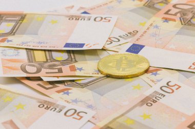 Altın bitcoin 50 Euro banknot üzerinde. Araştırma kavramı, elektronik para Satım kavramı, kavramsal görüntü bitcoin madencilik ve ticaret, ödeme, vade, dijital para için kabul etme bitcoin