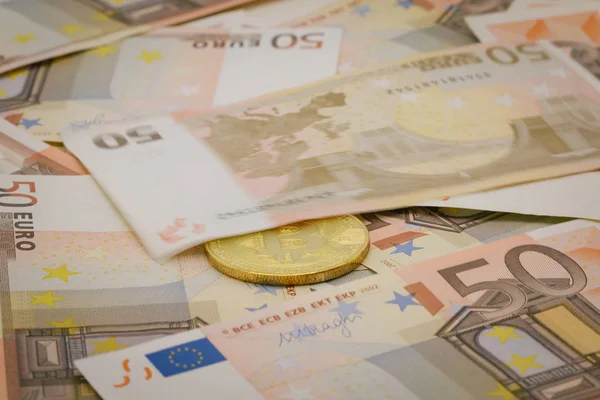 Zlatá bitcoin na eurobankovky padesát. Těžba koncept, elektronických peněz výměnou koncept, koncepční obrázek bitcoin těžby a obchodování, přijetí bitcoin pro platby, Finance, digitální peníze — Stock fotografie