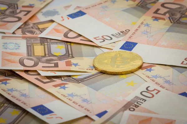 Zlatá bitcoin na 50 Euro bankovek. Těžba koncept, elektronických peněz výměnou koncept, koncepční obrázek bitcoin těžby a obchodování, přijetí bitcoin pro platby, Finance, digitální peníze — Stock fotografie