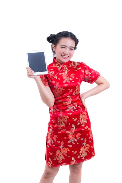 Belle jeune femme asiatique porter robe chinoise cheongsam traditionnel ou qipao. Main tenant écran vierge tablette numérique. isolé sur fond blanc, Concept achat numérique en ligne, technologie . — Photo