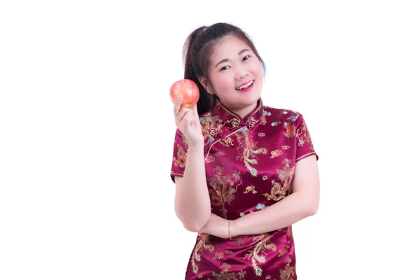 美丽的亚洲年轻女子的肖像穿中国传统旗袍或旗袍。吃红苹果, 孤立在白色背景, 健康, 中国新年庆典, 新年庆祝. — 图库照片
