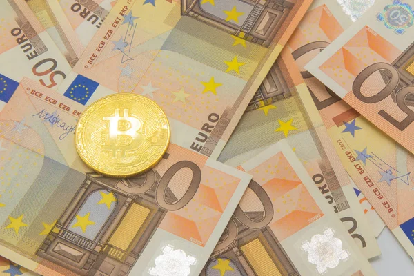 Złote bitcoin na 50 banknotów Euro. Górnictwa koncepcja, koncepcja wymiany pieniądza elektronicznego, obraz koncepcyjny wydobywanie bitcoin i handlu, bitcoin akceptowanie płatności, finanse, cyfrowe pieniądze — Zdjęcie stockowe